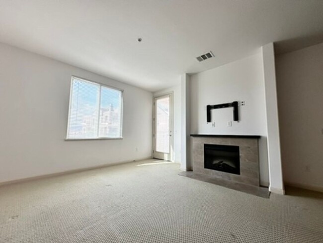 Building Photo - Beautiful, Modern 2 Bed 2 Bath + Bonus Roo...