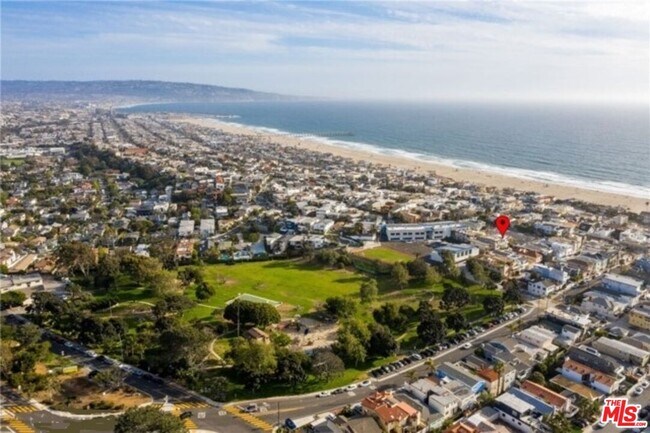 Building Photo - 318 26th St