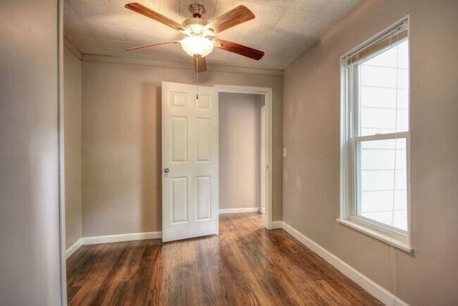 Building Photo - 3-bedroom home in Urbana available NOW!