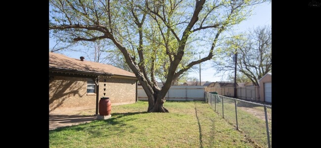 Building Photo - 906 Dosia Cir