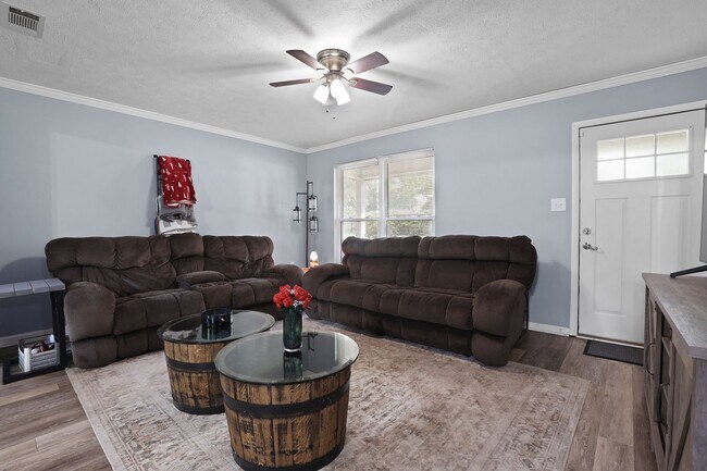 Building Photo - Settle Into Comfort in This Charming 3-Bedroom Home in Larchmont Estates