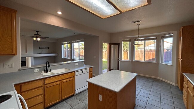 Building Photo - Just listed