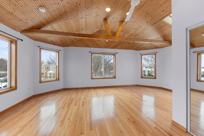 Building Photo - 5910 W Roscoe St