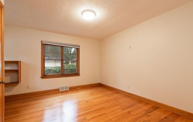 Building Photo - Spacious 4 bedroom 2 bathroom stand alone pet friendly home, with attached garage