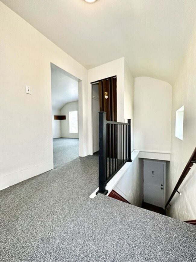 Building Photo - 1243 E Walnut St