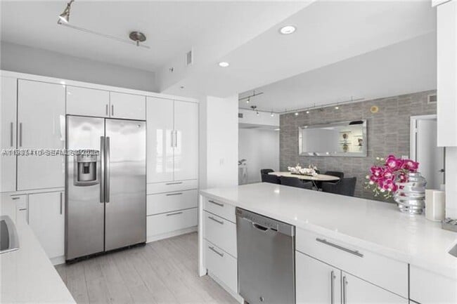 Building Photo - 335 S Biscayne Blvd