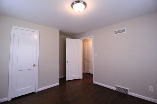 Building Photo - October FREE On This 1 Bedroom 1 Bath Dupl...