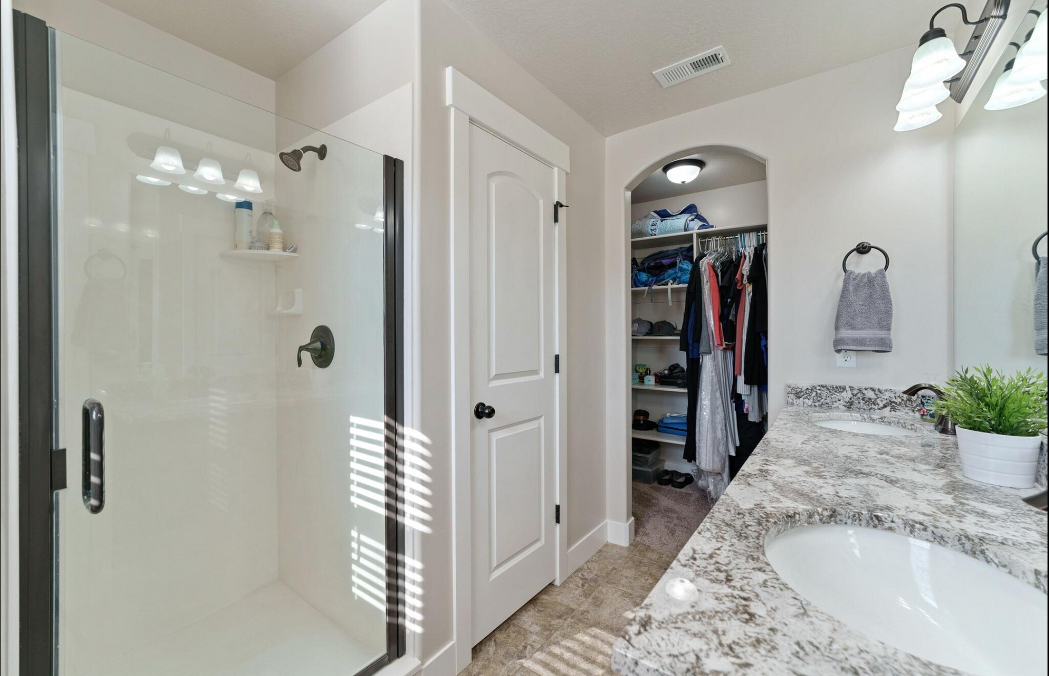 Building Photo - 203 W Silver Springs Dr