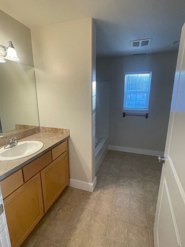 Building Photo - **MOVE IN SPECIAL**Convieniently located c...