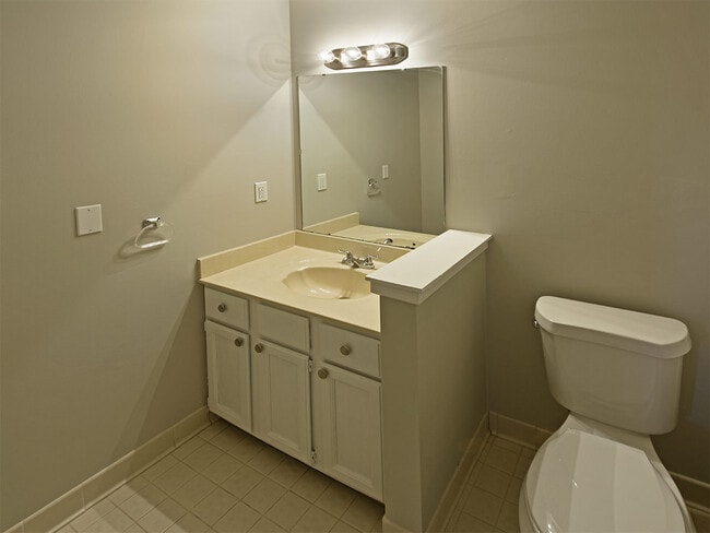 Building Photo - 3 Bedroom, 2.5 Bathrooms Near S Germantown and E Shelby Dr