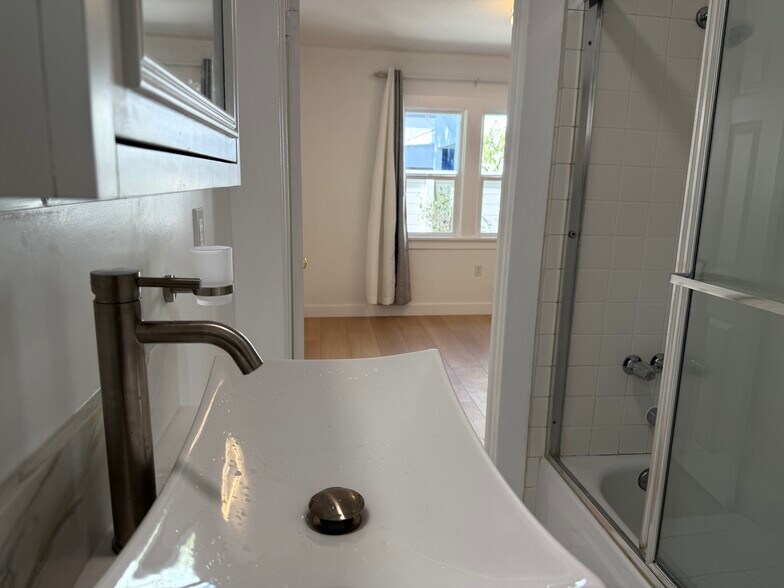 Building Photo - 8730 Rosewood Ave