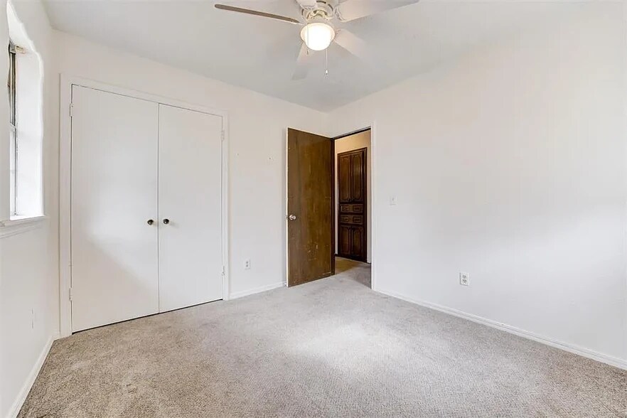 Building Photo - 216 Klondike Dr