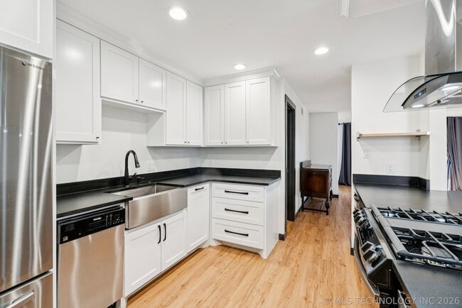 Building Photo - 410 W 7th St