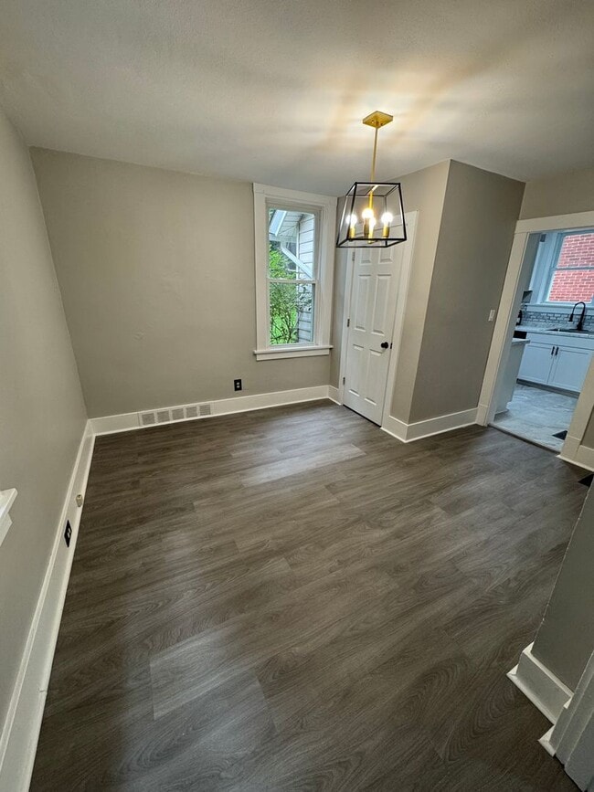 Building Photo - 3 Bedroom 1.5 Bath in Dormont!