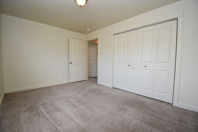 Building Photo - Centrally Located Second Floor 2b w/ Priva...