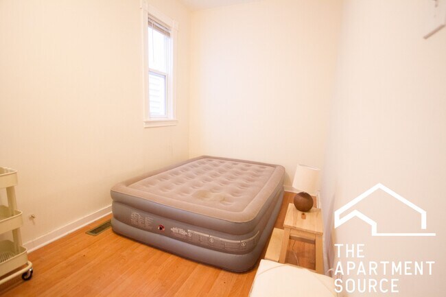 Building Photo - 2223 N Sawyer Ave