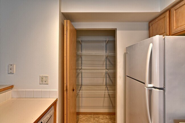 Building Photo - Charming 2-Bedroom Ground-Level Home in Qu...