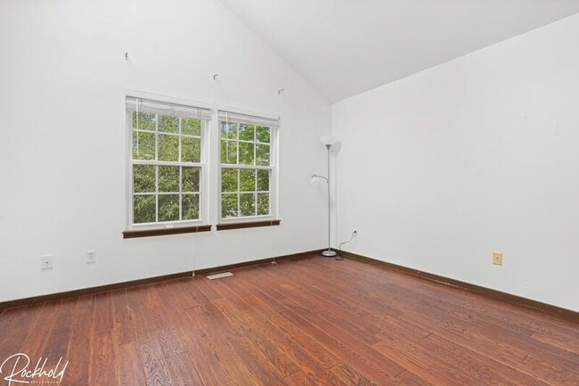 Building Photo - 1253 S Flower Cir