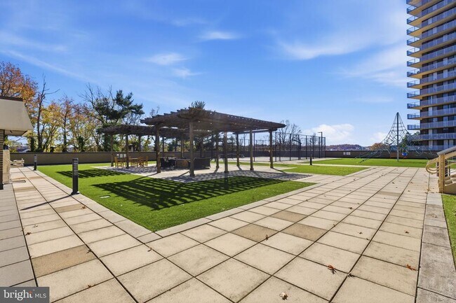 Building Photo - 250 S Reynolds St