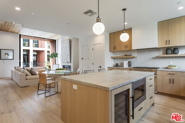 Building Photo - 610 S Van Ness Ave