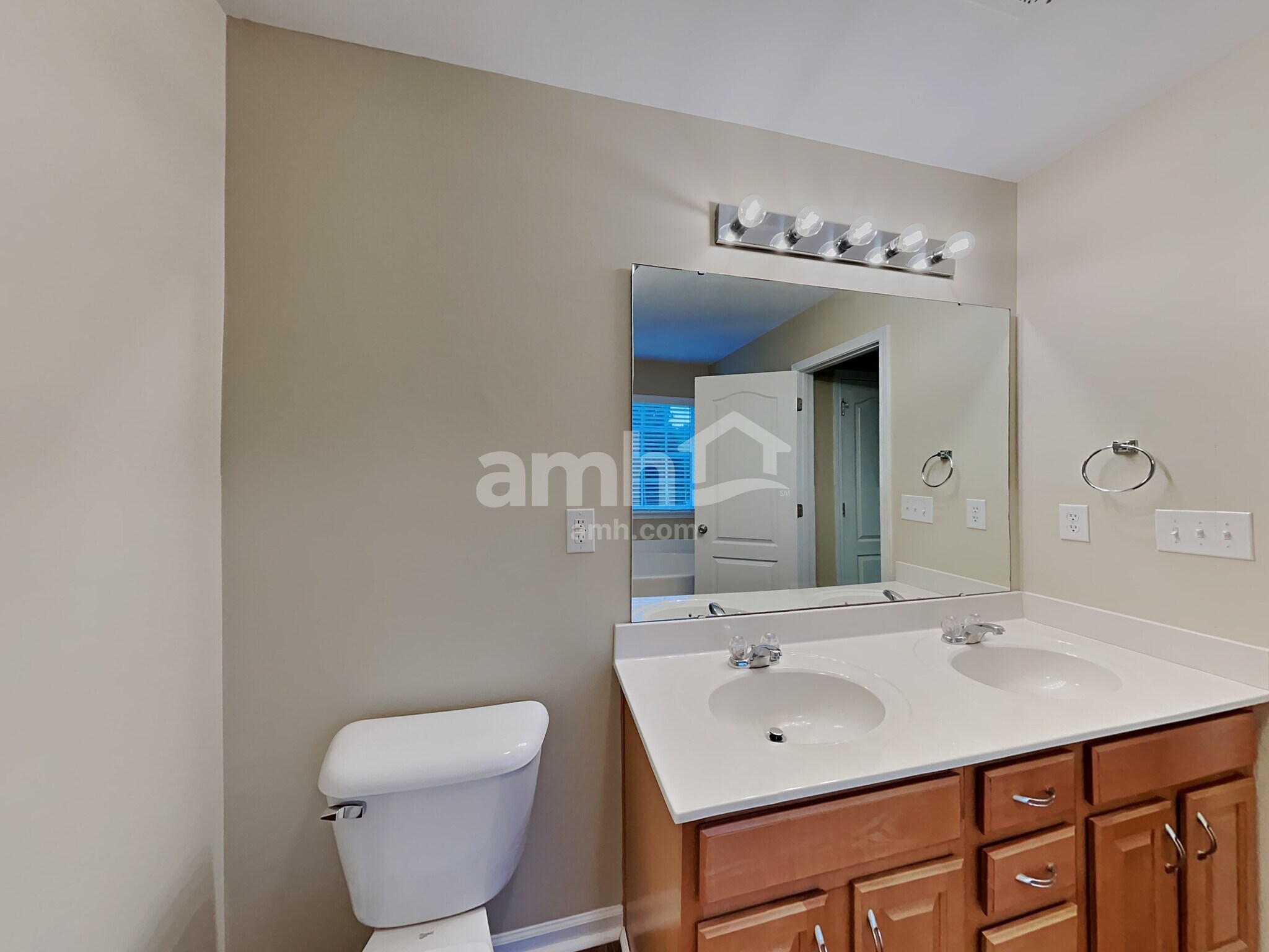 Building Photo - 9203 Greenheather Dr