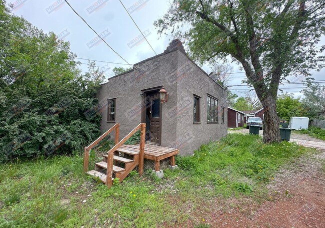 Building Photo - 3 bedroom, 2 bath 1,356 sqft single-family...