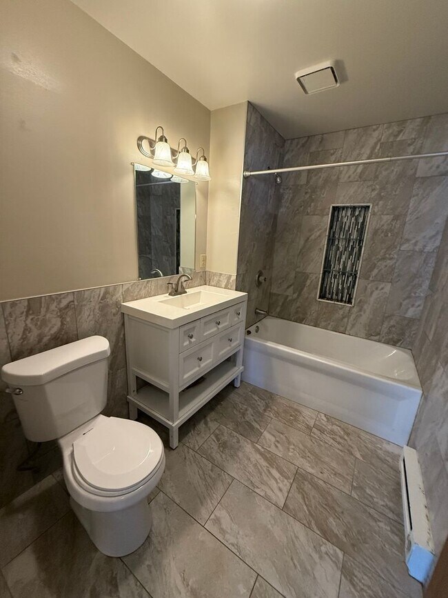 Building Photo - Private Entry 2 Bedroom Apartment Available!