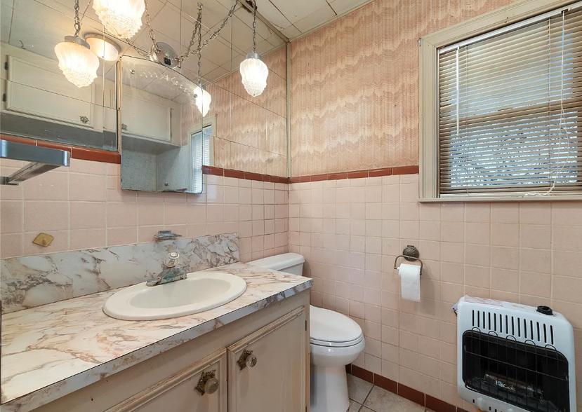 Bathroom - 109 Hollywood St