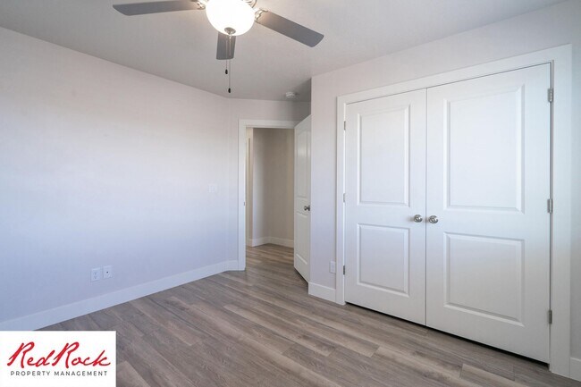 Building Photo - Pet friendly 3 Bedroom Townhome in Washington!