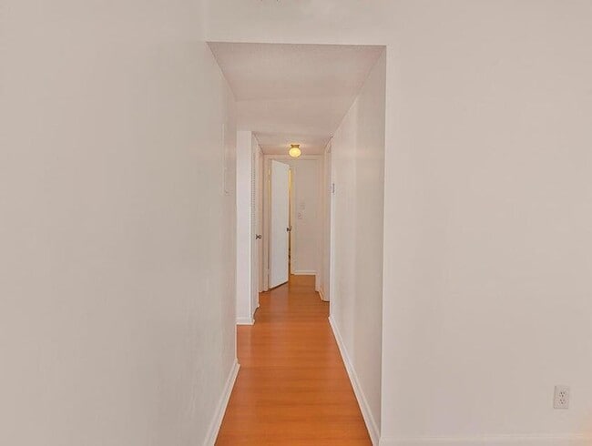 Building Photo - 4 Golfs Edge