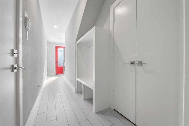 Building Photo - 6106 Clarkson Ln