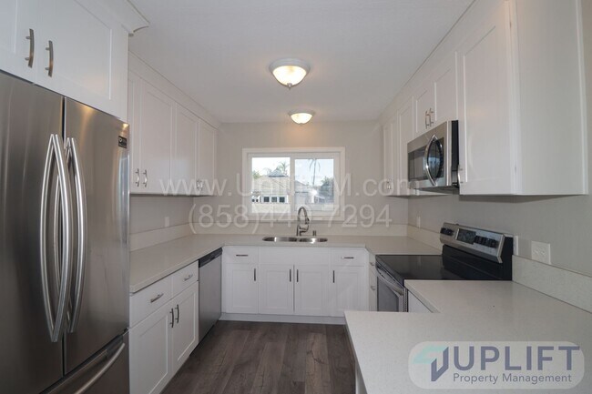 Building Photo - 2 bed 2 bath Remodeled Duplex