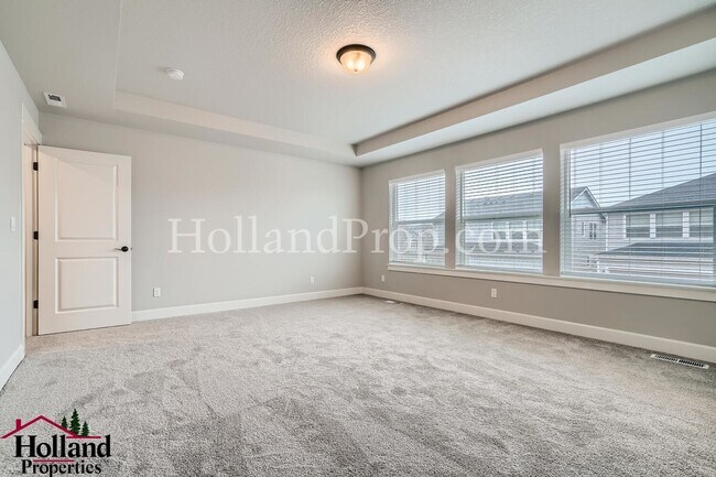 Building Photo - Luxurious South Hillsboro Home with a Fenced Backyard!