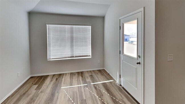 Building Photo - Large 4 Bedroom, 2 Bathroom Home in Shawnee Schools!