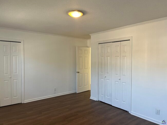 Building Photo - 117 N Springs Ct