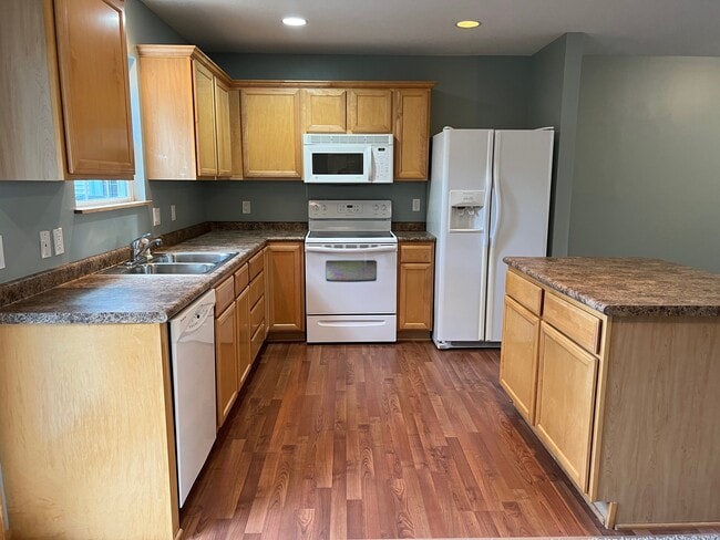 Building Photo - 5558 Kenton Ln
