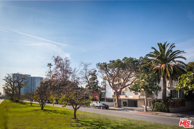 Building Photo - 305 San Vicente Blvd