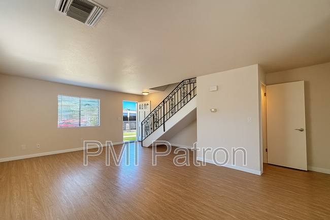 Building Photo - 10784 Pine St
