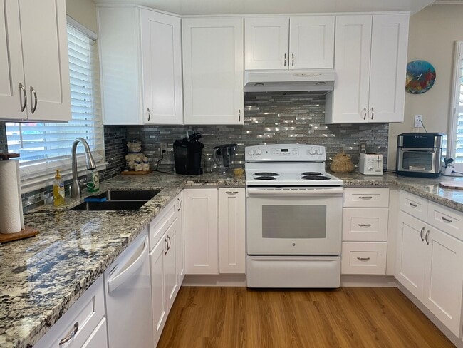 Building Photo - Very nice home w/CENTRAL AIR CONDITIONING ...