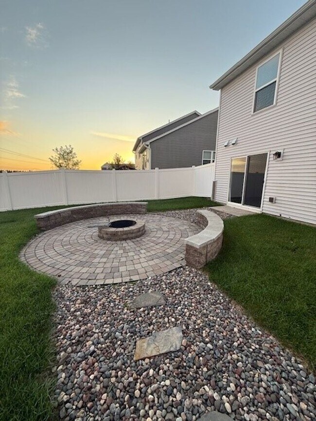 Building Photo - Spacious 4?BD | 2?BA Home with Finished Lo...