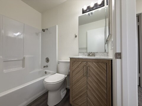 Building Photo - 3 bed 2 bath with garage $1,400 Rent