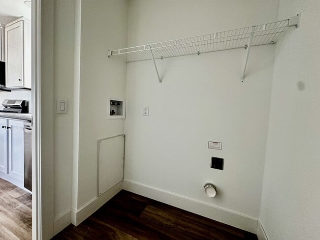 Building Photo - 29 Hartland St N