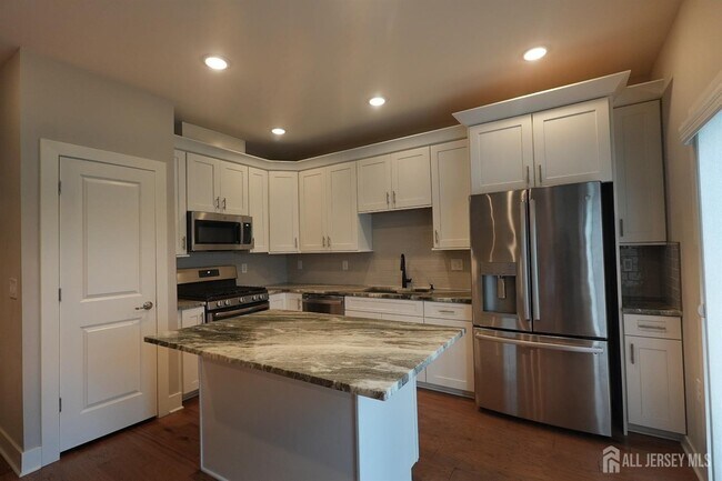 Building Photo - 1404 Tavern Rd
