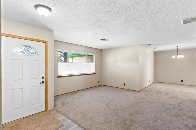 Building Photo - 5400 Dee Dr NE