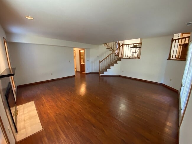 Building Photo - 124 Piper Ct