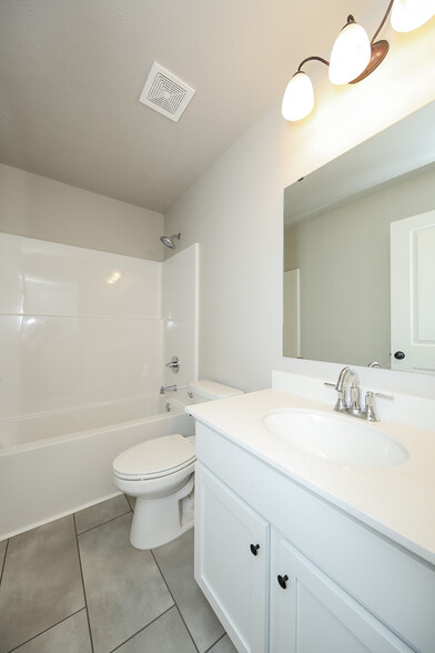 Upstairs main full bathroom - 5940 S Coneflower Ave