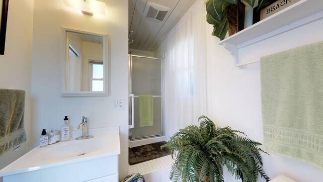 Building Photo - Spacious 3 Bedroom, 2 Bath Home Available ...