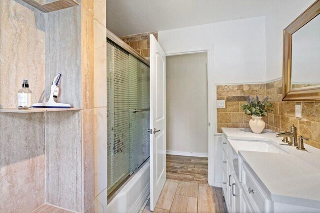 Building Photo - 4/2 Granite Bay, Pool, Jacuzzi, RV Parking...