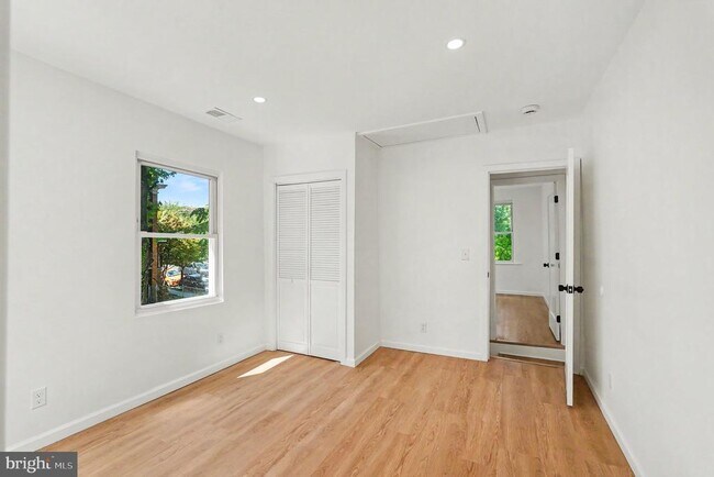 Building Photo - 3033 Barclay St