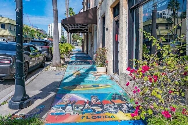 Building Photo - 635 S Orange Ave